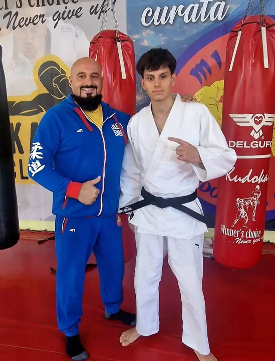 Adrian Mihai alături de una dintre centurile noastre negre, în sala clubului