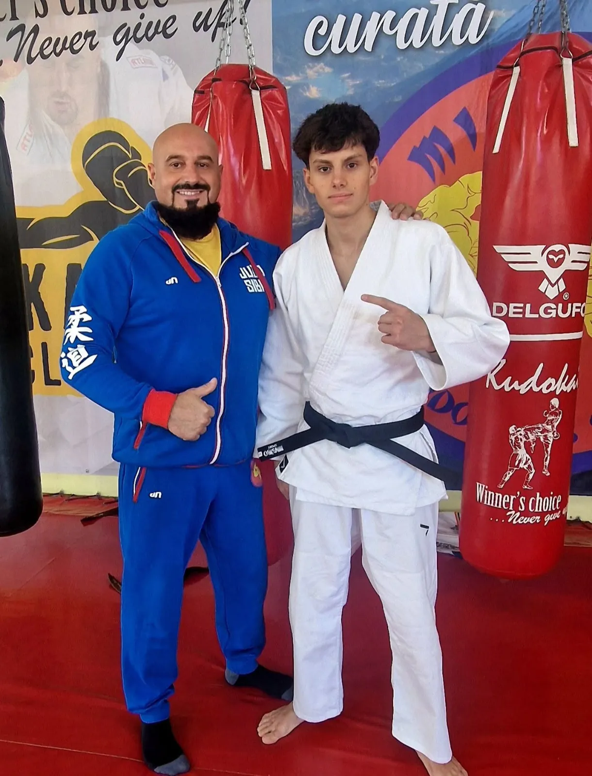 Adrian Mihai alături de una dintre centurile noastre negre, în sala clubului