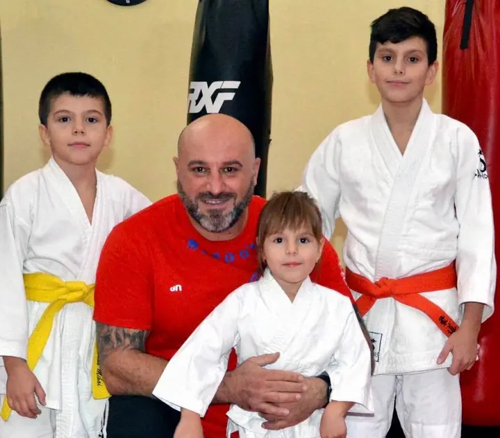 Adrian Mihai, fondatorul clubului, alături de judoka noștri