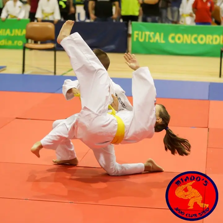 O judoka a noastră aruncă la antrenament
