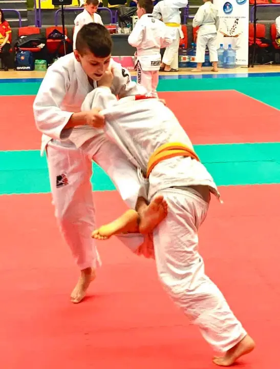 Aruncare la o competiție de judo pentru copii