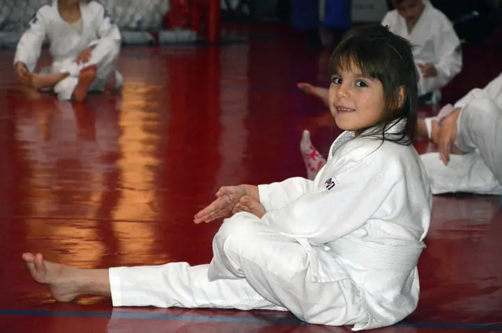 Cea mai mică judoka a noastră, zâmbind pe tatami