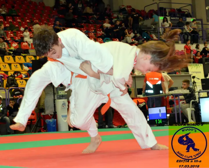 Aruncare de judo la o competiție de copii, cu sportivul nostru în atac