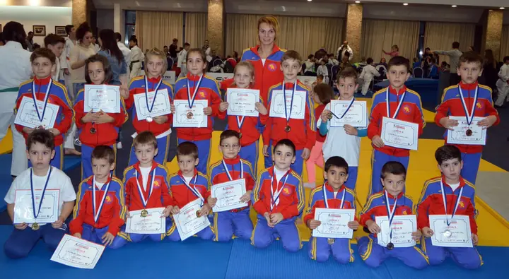 Echipa Miado's cu diplomele de la competiție