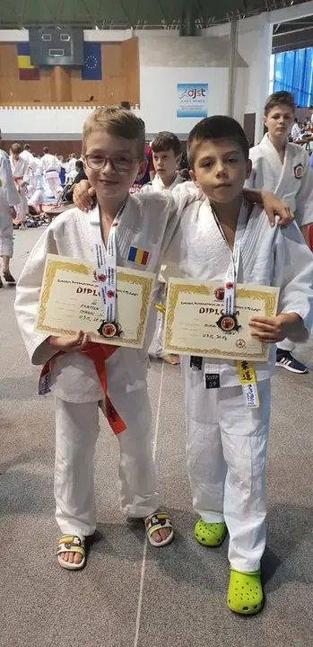 Doi dintre campionii noștri, cu diplomele