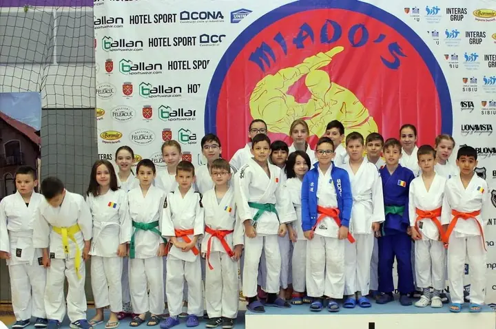 Echipa Miado's sub bannerul clubului, la Cupa Miado's